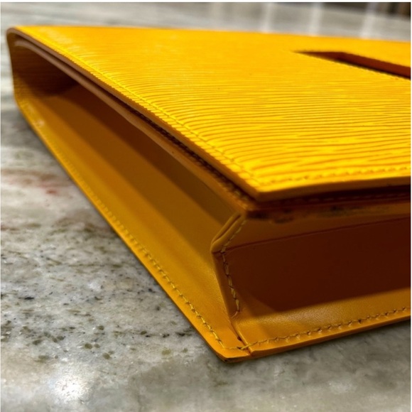 🌟HOST PICK🌟 Limited Edition Louis Vuitton Epi Leather Large Clutch Bag - Picture 10 of 16